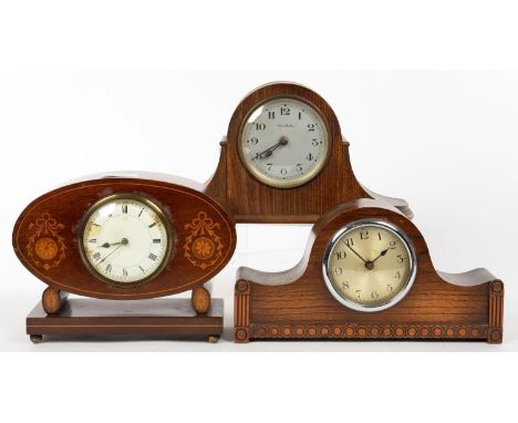 AN OVAL INLAID MAHOGANY MANTEL TIMEPIECE WITH ENAMEL DIAL AND FRENCH MOVEMENT, 17CM H AND TWO OAK MANTEL TIMEPIECES, ALL EARL