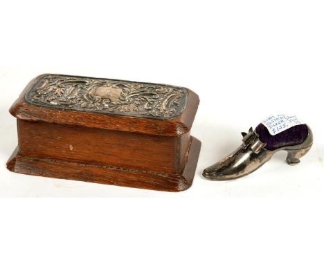 A VICTORIAN SILVER SHOE NOVELTY PIN CUSHION, 6.5 CM W, UNMARKED AND AN EDWARD VII SILVER MOUNTED TRINKET BOX, 10 CM W, CHESTE