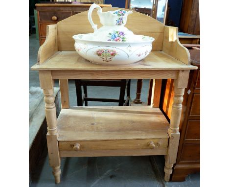 A VICTORIAN STYLE PINE WASHSTAND, 71CM W, WITH CROWN DEVON BASIN AND ASSOCIATED EARTHENWARE JUG 