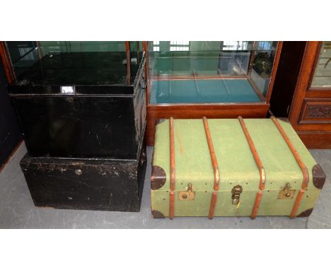 VINTAGE LUGGAGE, INCLUDING A CANVAS COVERED CABIN TRUNK, TWO JAPANNED METAL TRUNKS, LEATHER SUITCASES, ETC, EARLY 20TH C 