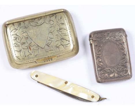A VICTORIAN SILVER VESTA CASE, BIRMINGHAM 1889, A VICTORIAN SILVER PLATED SNUFF BOX AND A MINIATURE PEN KNIFE 