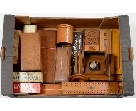 TREEN. A COLLECTION OF WOODEN ARTICLES, TO INCLUDE AN EDWARDIAN OAK INKSTAND WITH GLASS WELL, VARIOUS CRIBBAGE BOARDS, BOXED 