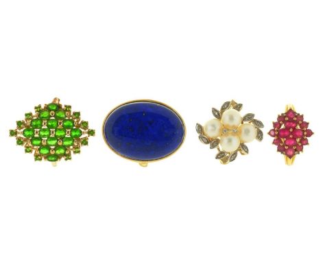 FOUR GEM SET RINGS IN 9CT GOLD OR GOLD MARKED 9K, COMPRISING LAPIS LAZULI, RUBY, GROSSULAR GARNET AND DIAMOND AND CULTURED PE
