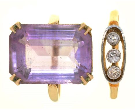 AN EDWARDIAN THREE STONE DIAMOND RING IN 18CT GOLD, 2.5G, SIZE R AND A STEP CUT AMETHYST RING IN 9CT GOLD, 5G, SIZE Q 