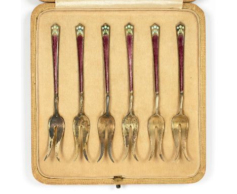 A SET OF SIX EDWARD VII SILVER AND ENAMEL PICKLE FORKS, IMPORT MARKED LONDON 1909, CASED, 1OZ 12DWTS 