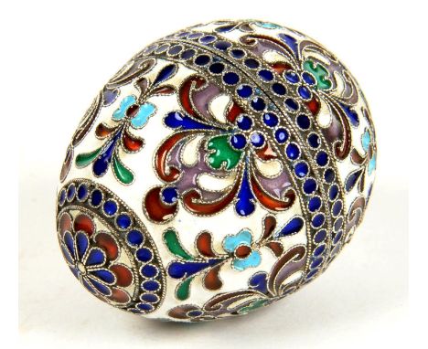 A RUSSIAN SILVER AND CLOISONNE ENAMEL EGG, 5.5 CM H, MARKED 84 AND AK, NO DATE MARK 