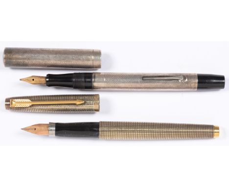 A SILVER FOUNTAIN PEN, ENGINE TURNED, GOLD NIB,&nbsp; MAKER WS/LDLONDON 1926, LACKS CLIP AND A PARKER SILVER GILT FOUNTAIN PE