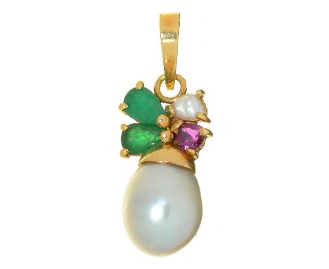 AN EMERALD, RUBY AND CULTURED PEARL DROP PENDANT IN GOLD, 2.7 CM L 