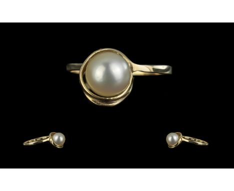 Ladies Attractive Fresh Water Pearl Ring in setting of 10ct gold; ring size J