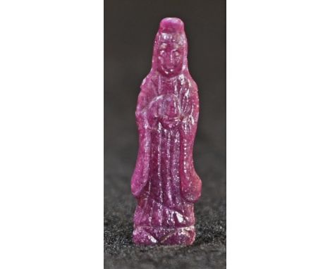 A Chinese ruby carving, of Guanyin, 2.5cm long 