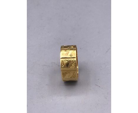 An 18ct yellow gold wedding band style ring (5.2g)