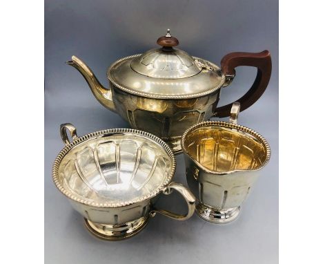 A Silver tea service to include teapot, sugar bowl and milk jug, hallmarked Birmingham 1949-50 (664g)