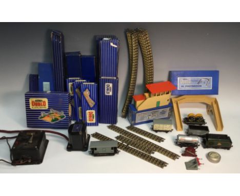 Hornby Dublo - a OO gauge tin-plate three rail train set comprising, EDL12 31012, 4-6-2 Duchess of Montrose Locomotive & 6 wh