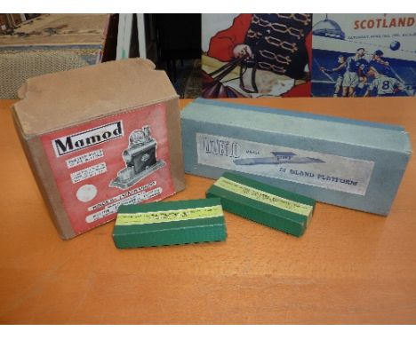 TWO BOXED SETS OF DINKY TOYS O GAUGE FIGURES FOR MODEL RAILWAYS, No.3 Passengers and No.4 Engineering Staff, both complete in