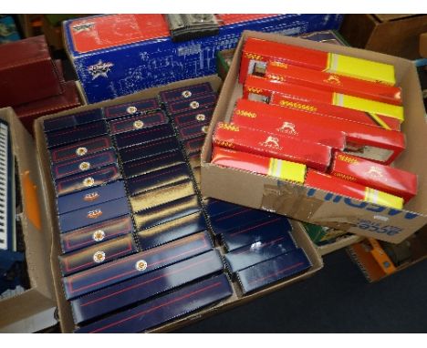 A QUANTITY OF BOXED OO GAUGE MODEL RAILWAY ROLLING STOCK, Hornby and Bachmann (s.d. to some boxes)