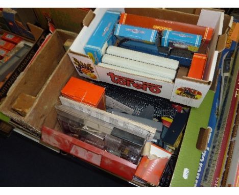A QUANTITY OF BOXED AND UNBOXED OO GAUGE HORNBY RAILWAYS ITEMS, to include unboxed locomotive 'Sir Nigel Gresley' No.4498, L.