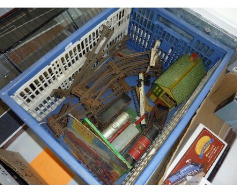 A QUANTITY OF UNBOXED AND ASSORTED O GAUGE MODEL RAILWAY ITEMS, to include clockwork Hornby M1 locomotive and tender, No.3435