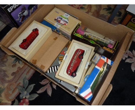 A QUANTITY OF BOXED AND UNBOXED DIECAST MODEL BUSES AND COACHES, to include Corgi Classics and Solido, some have been repaint