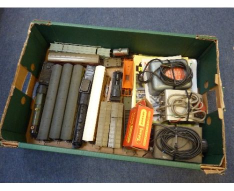 A QUANTITY OF BOXED, UNBOXED AND ASSORTED TRI-ANG RAILWAYS AND OTHER OO GAUGE LOCOMOTIVES AND ROLLING STOCK, to include unbox
