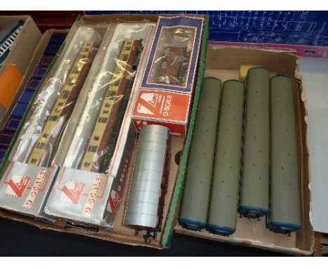 A QUANTITY OF BOXED AND UNBOXED LIMA O GAUGE MODEL RAILWAY ITEMS, to include two boxed MK1 brake end coaches, both No.34100, 