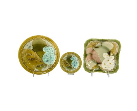 This lot features 3 exquisite Minton Secessionist ceramic pieces, which includes 2 decorative plates and 1 matching bowl. Des
