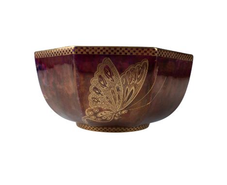 This exquisite Wedgwood octagonal bowl features a stunning combination of ruby lustre on the exterior and a mother-of-pearl l
