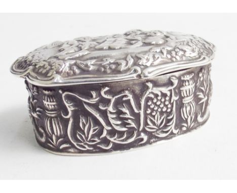 Sterling silver pill box with embossed cherub decorated lid, 5.5 cms wide, 