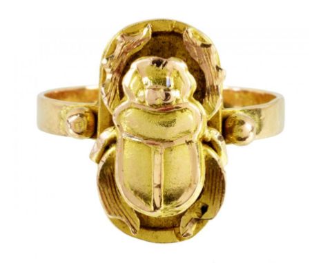 AN EGYPTIAN GOLD SCARAB RING    control marks, 2.5g, size K ++In good condition