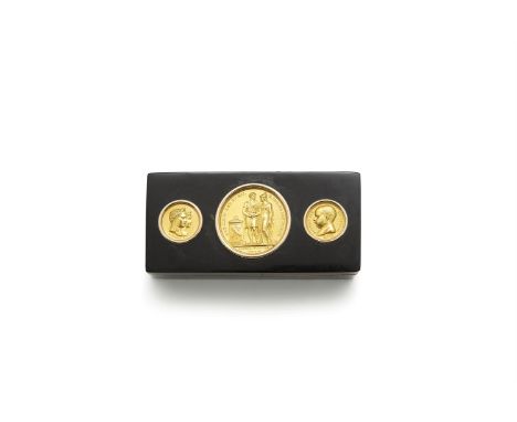 A FRENCH EARLY 19TH CENTURY HEAVY GOLD AND TORTOISESHELL SNUFF BOX, the hinged lid inset with a central medallion showing the