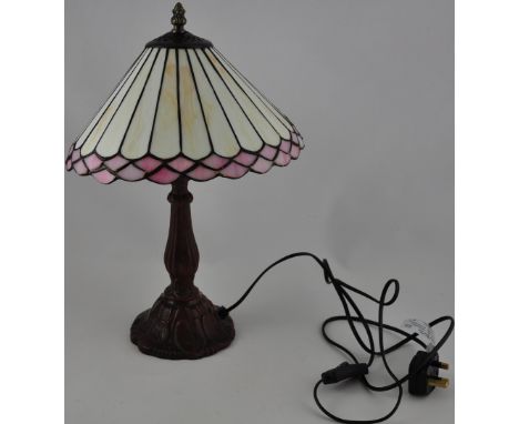 A Tiffany-style table lamp with leaded glass shade in ivory and pink. H. 44cm