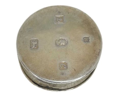 Modern Silver Patch Box. 13 g. Birmingham 1977, Green and Co. Ltd. Nicely chased lid with vacant cartouche.Diameter 3.3 cmsCo