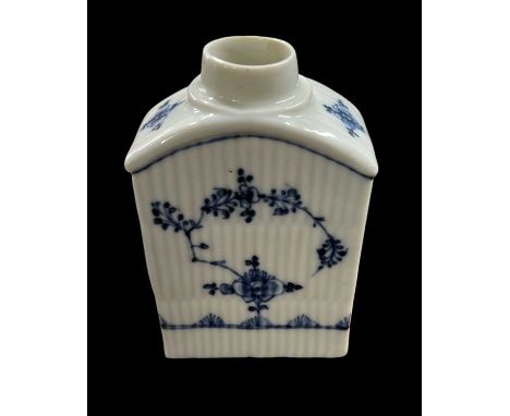 A late 18th century Meissen blue and white floral tea caddyQty: 1