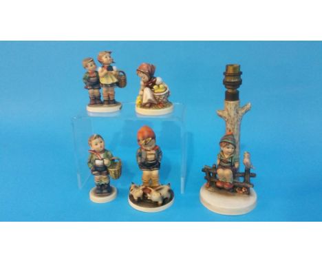 Four Hummel figures and a table lamp