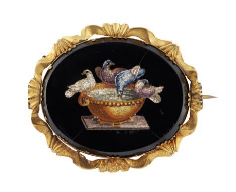 AN EARLY VICTORIAN MICRO MOSAIC MEMORIAL BROOCH, the black oval onyx panel inset with micro mosaic of the Doves of Pliny, cla