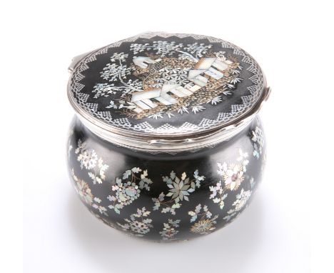 A BLACK ENAMEL TABLE SNUFF BOX, PROBABLY FRENCH, LATE 18TH / EARLY 19TH CENTURY,&nbsp;circular cushion form, inlaid with moth