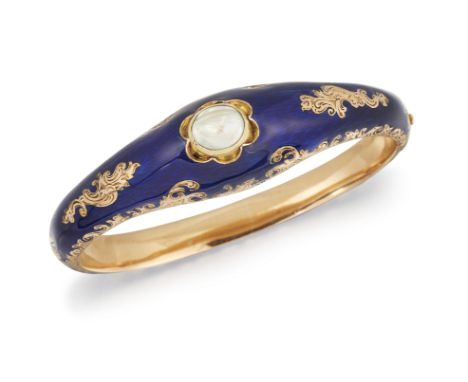 A 19TH CENTURY PEARL AND ENAMEL BANGLE, the tapering bangle set to centre with an oval pearl in countersunk scalloped mount, 