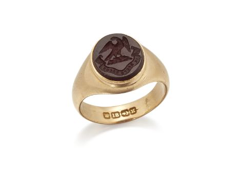 A LATE 19TH CENTURY GENTLEMAN'S 18CT SIGNET RING, the oval intaglio carnelian, inscribed with an eagle and motto "IN RECTO DE