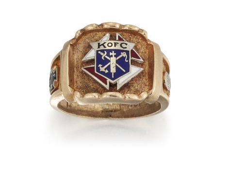 A '10K' KNIGHTS OF COLUMBUS ENAMELLED RING, the central textured panel with shaped edge set to centre with polychrome enamel 