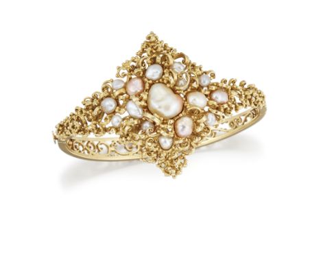 A 14CT GOLD AND CULTURED PEARL BANGLE, the fifteen baroque cultured pearls of varying sizes set within a freeform  filigree s