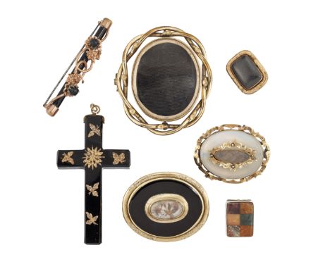 A LATE GEORGIAN MOURNING BROOCH AND A QUANTITY OF MEMORIAL JEWELLERY AND OTHERS, the rectangular mourning brooch with glazed 