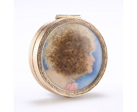A SMALL GEORGE V 9 CARAT GOLD COMPACT,&nbsp;London 1929, circular, the cover with inset portrait miniature of a lady, the und