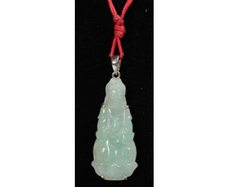 A WHITE JADE PENDANT.