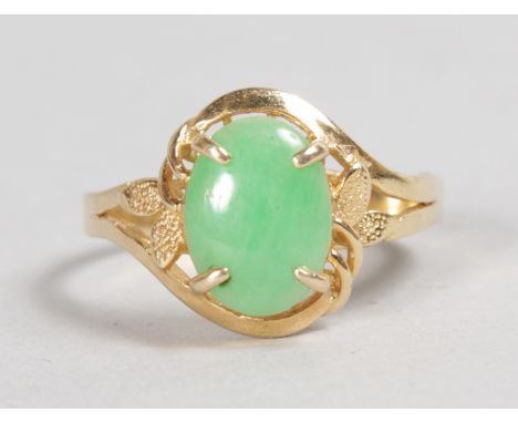 A 14K YELLOW GOLD JADE RING.