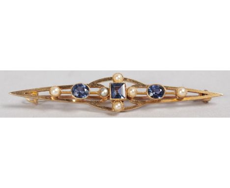 A 15CT GOLD, SAPPHIRE AND PEARL SET BAR BROOCH.