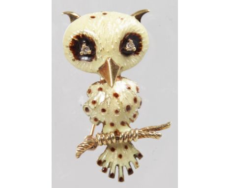 A LOVELY GOLD AND ENAMEL OWL BROOCH.
