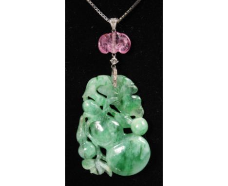A SUPERB CARVED, PIERCED AND POLISHED MOTTLED GREEN JADE PENDANT AND CHAIN, 25.59gms (with reports).