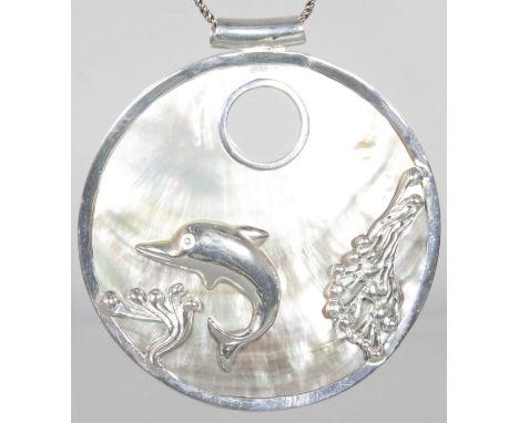 AN ART NOUVEAU STYLE MOTHER-OF-PEARL DOLPHIN CIRCULAR PENDANT AND CHAIN.