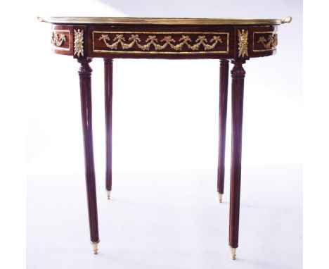 A GOOD LINKE MODEL OVAL VITRINE with lift off two handled tray, silk lined interior and ormolu mounts, supported on tapering 