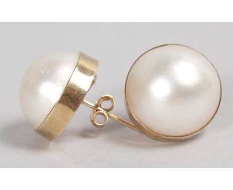 A LARGE PAIR OF GOLD BAROQUE PEARL EARRINGS.