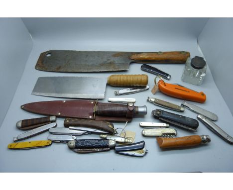 A collection of penknives, other knives and a silver topped glass inkwell, (glass a/f) 